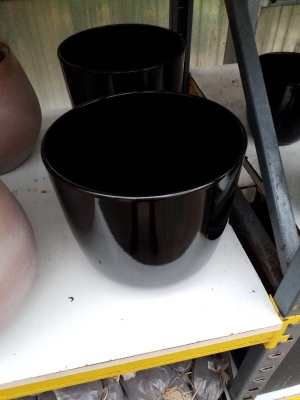 Black keramic pot &sigma;&tau;&eta;&nu; &Kappa;έ&nu;&tau;&iota;&alpha;